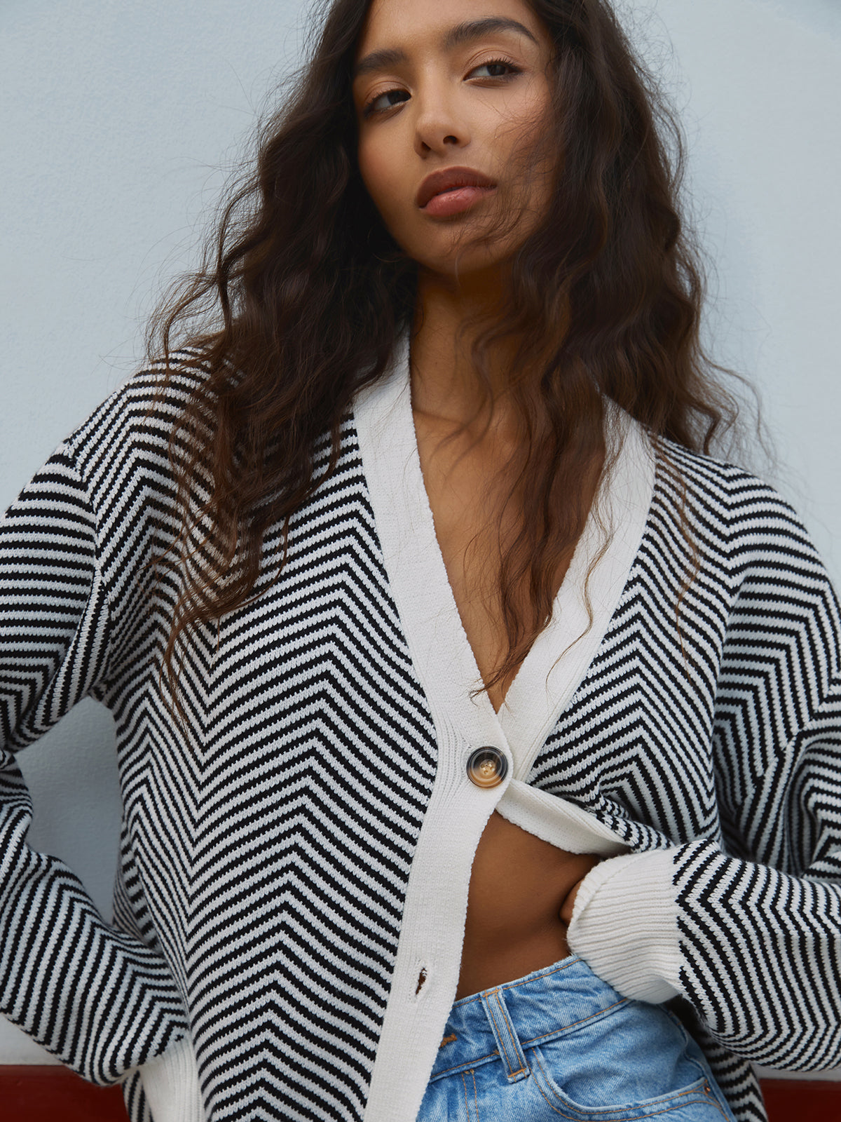 Cardigan chevron a contrasto con bottoni