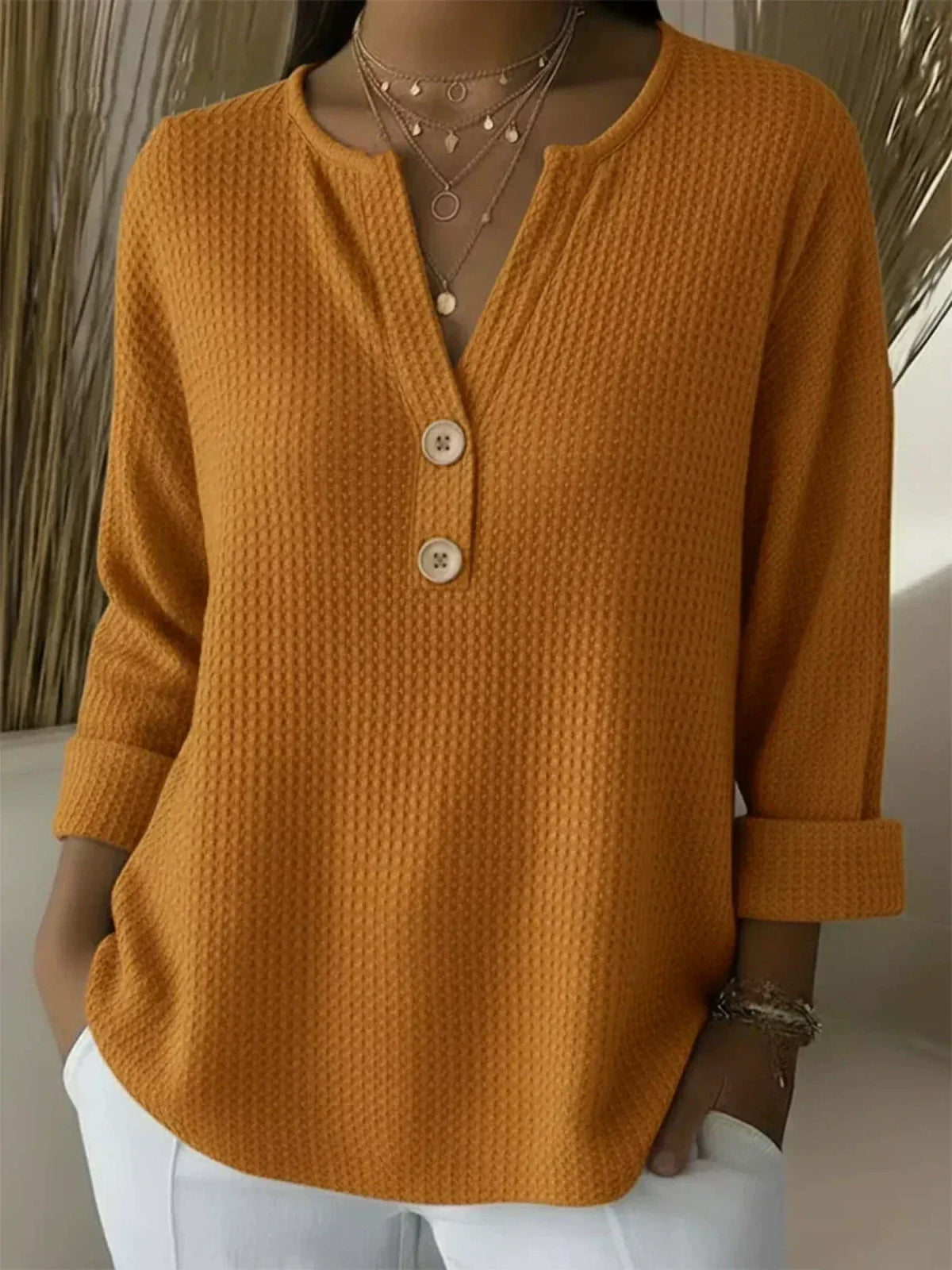 Lucia | T-shirt Henley testurizzata con bottoni