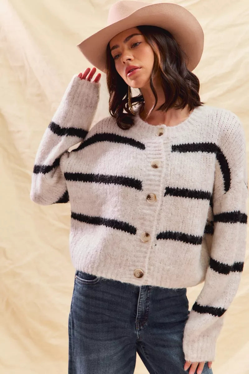 Cardigan invernale a righe con bottoni